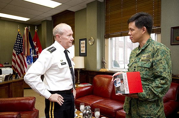 Major-General Chan Chun Sing exchanges gifts with General Martin Dempsey during a visit to TRADOC headquarters on 21 January 2011.