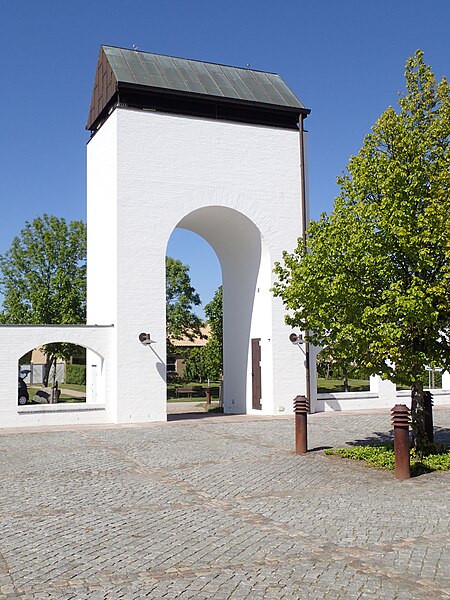 File:Skelager Kirke (porten 02).jpg