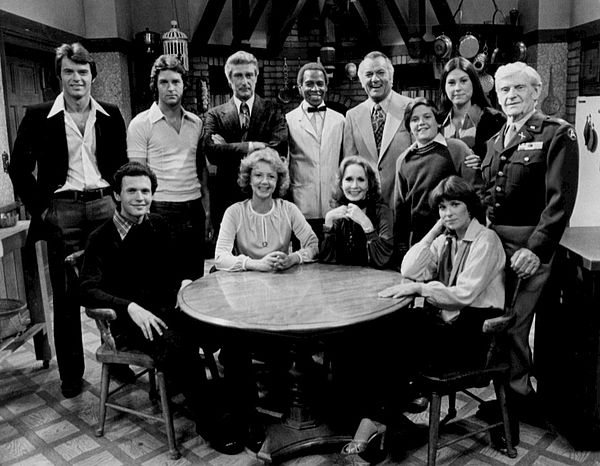 Cast of Soap (1977). Back row, L-R: Robert Urich, Ted Wass, Richard Mulligan, Robert Guillaume, Robert Mandan, Jimmy Baio, Diana Canova, Arthur Peters