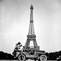 Soldiers of the 4th U.S. Infantry Division look at the Eiffel Tower in Paris, after the French capital had been liberated on August 25, 1944 HD-SN-99-02717.jpg