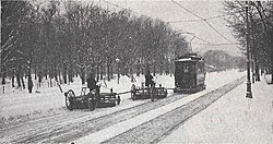 Städtische Straßenbahnen Wien 1903–1913 (page 100 crop) – Schneepflüge mit Automobilsteuerung, vom Motorpflug gezogen.jpg