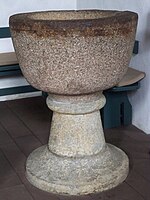 Der Taufstein aus Granit und Muschelkalk