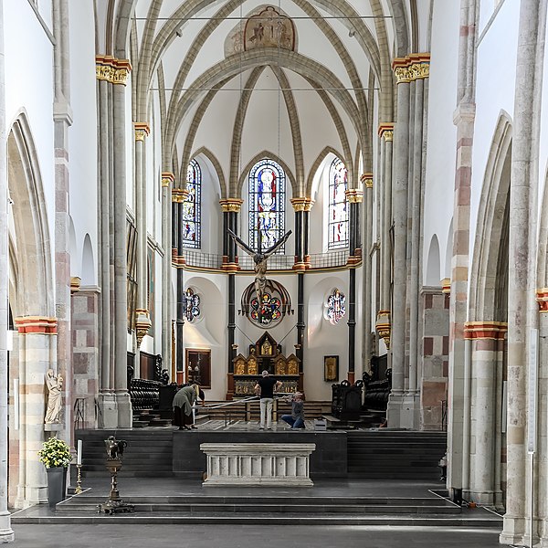 File:St. Severin Köln - Blick durch das Langhaus ohne Kirchenbänke-8789.jpg