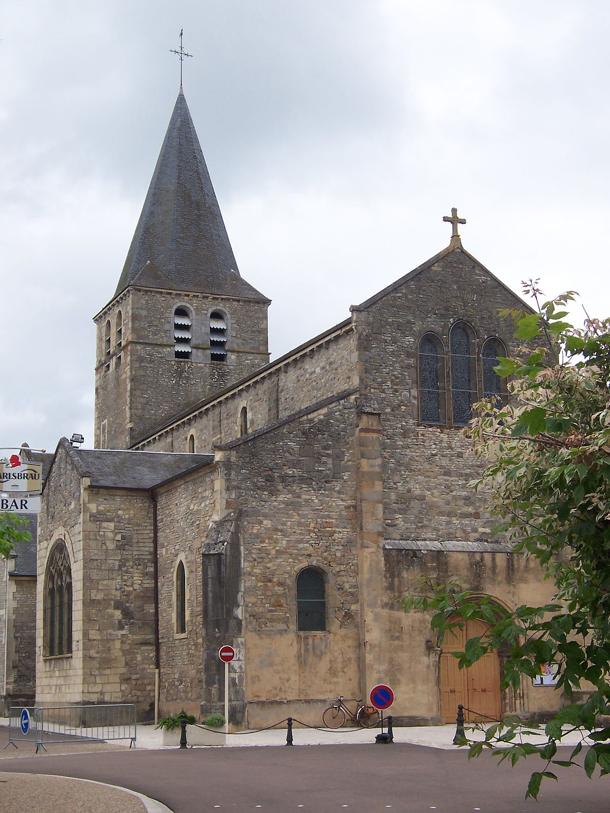 Saint-Pierre-le-Moûtier - Wikipedia