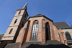 Clocher de l'église protestante et chœur néo-gothique de l'église catholique