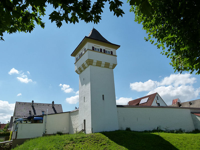 File:Stadtgraben mit ehemaligem Wasserturm.jpg