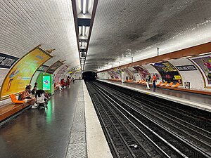 Vue des quais de la ligne 9 en direction de Pont de Sèvres.