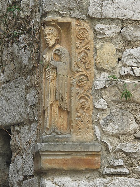 File:Statue at corner of streets (Eze).jpg