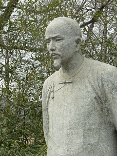 Staty av Cao Xueqin i Peking.
