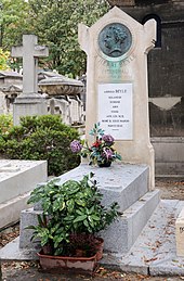 Grabstein auf dem Friedhof von Montmartre mit dem italienischen Grabspruch SCRISSE / AMÒ / VISSE(„Er schrieb, liebte, lebte“) (Quelle: Wikimedia)