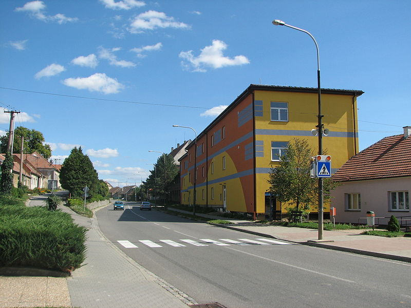 File:Strážovice - náves.JPG