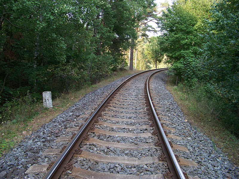 File:Strachovice, železniční trať, km 21.jpg