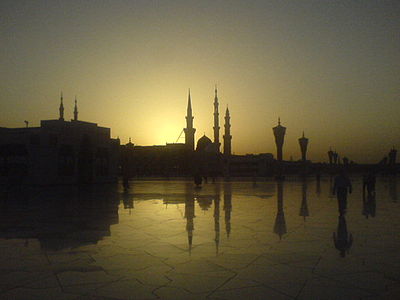Siluet Masjid Nabawi kala matahari terbit