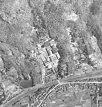 1946年の山崎蒸溜所の航空写真。画面中心が山崎蒸溜所。国土交通省 国土地理院 地図・空中写真閲覧サービスの空中写真を基に作成