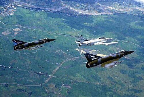 שני מטוסי מיראז' מהדור השני טסים במבנה עם גרסת האימונים של הF-80 שוטינגסטאר - מטוס קרב מהדור הראשון