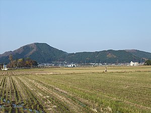 五城目八郎潟ＩＣ付近から見た高岳山 右の丘陵は浦城跡