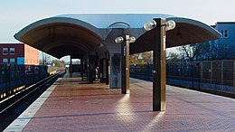 Station de métro Takoma depuis l'extrémité sortante.jpg