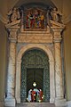 La porte de Bronze, entrée principale du palais apostolique du Vatican, gardée en permanence par deux hallebardiers de la Garde suisse pontificale.