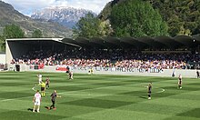 Tifosi del Südtirol durante una partita casalinga allo stadio Druso; a sinistra, accanto al tunnel degli spogliatoi, si notano le pezze dei gruppi ultrà.