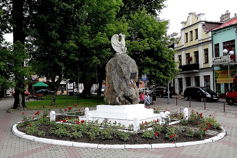 File:Tomaszów Lubelski. Pomnik Konstytucji. (2).jpg