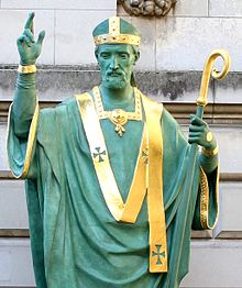 Statua bronzea di San Martino posta all'esterno dell'omonima basilica.