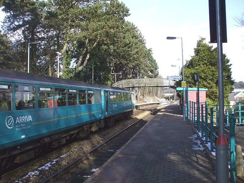 File:Train at Hengoed railway station in 2009.jpg