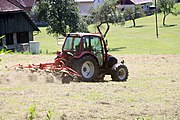 Deutsch: Steyr-Traktor beim Zusammenraffen von Heu in Kärnten