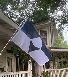 Le drapeau de l'Antarctique flotte à l'extérieur d'une maison aux États-Unis le jour de la mi-hiver de l'Antarctique.