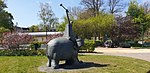 Trumslagare på elefant skulptur i folkets park Malmö.
