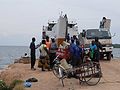 عبّارة على الخط الواصل بين جزيرة أوكيريوي ومدينة موانزا وهي تغادر ميناء نانسيو
