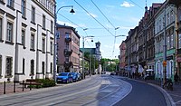 Widok od skrzyżowania z ul. Węgłową na południe, przystanek tramwajowy „Plac Wolnica”.