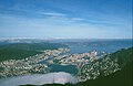 Blick vom Berg Ulriken auf den Byfjord in Bergen (Norwegen) mit Schatten des Sendeturms und Glorie des Betrachters auf einer Wolke