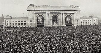 Una multitud frente a Union Station para la inauguración de 1921 del sitio Liberty Memorial.