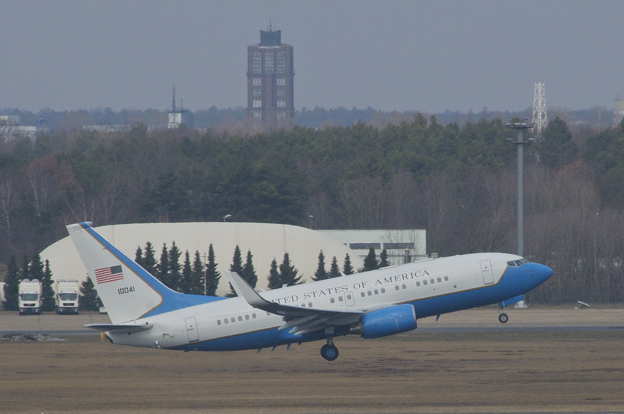 File:United States Air Force Boeing C-40B BBJ (Boeing 737-700 