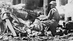 Vietnamese soldier holding the Lunge Mine at Hàng Đậu Street on December 1946.jpg