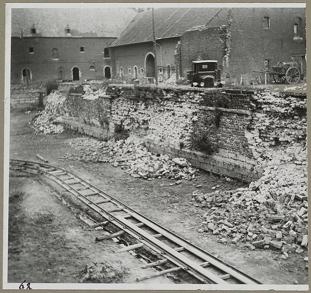 File:Vijvermuur voor kasteelbrug - Hoensbroek - 20326309 - RCE.jpg