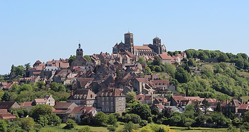 Hügel von Vézelay mit der Basilika Ste-Marie-Madeleine. Village de Vézelay