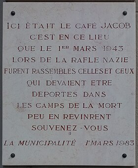 Villeurbanne, plaque commémorative apposée sur le mur de l'ancien café Jacob, en 1983.