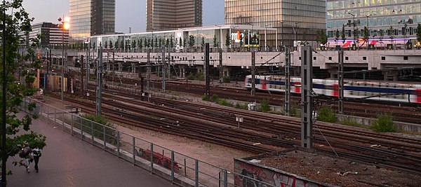 The tracks to Gare d'Austerlitz (seen here with a suburban train) run south of the Bibliothèque nationale de France.