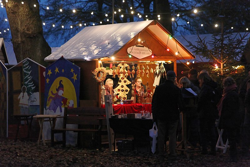 File:Walchum - Schützenstraße - Heimathof - Weihnachtsmarkt 2018 21 ies.jpg