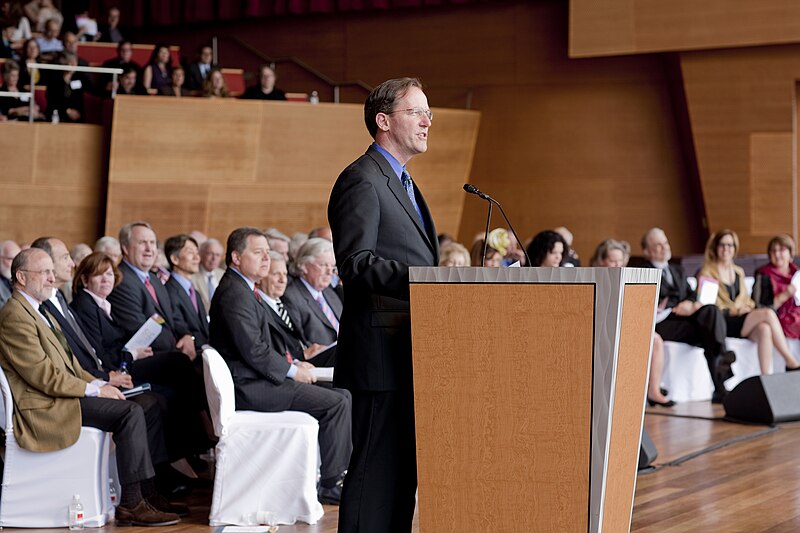 File:Wellington Reiter, School of the Art Institute 2009 commencement.jpg