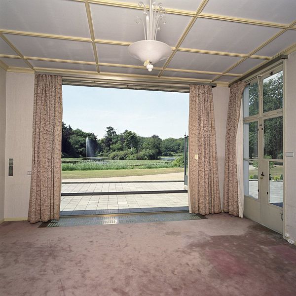 File:Werkkamer van Koningin Juliana met raamconstructie en met zicht op het terras en park, gelegen aan de achterzijde van het corps de logis - Soestdijk - 20403649 - RCE.jpg