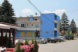 Spomenik Tanasiju Rajići zgrada biblioteke