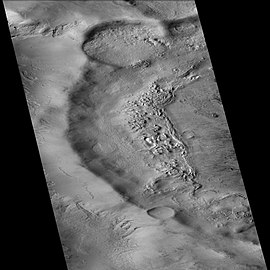 高解像度成像科學設備顯示的坑內塵暴痕跡和覆蓋層，註：這是前一幅圖像的放大版。