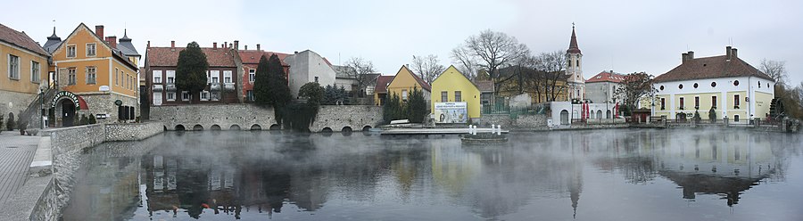 Larĝa panoramo de Mueleja lago en Tapolca