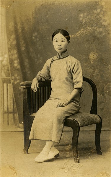 File:Woman in Qipao in Toen.jpg