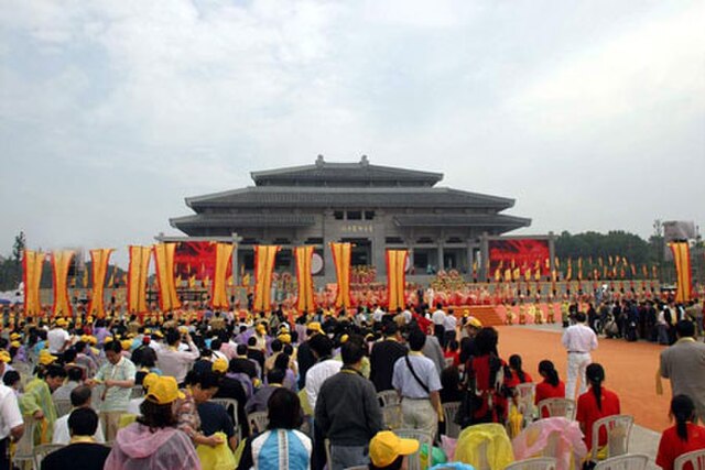 Communal worship of Shennong at the Great Temple of Yandi Shennong (炎帝神农大殿) in Suizhou, Hubei.