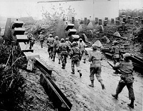1944年、ジークフリート線を突破して竜の歯を通り抜けるアメリカ陸軍部隊。