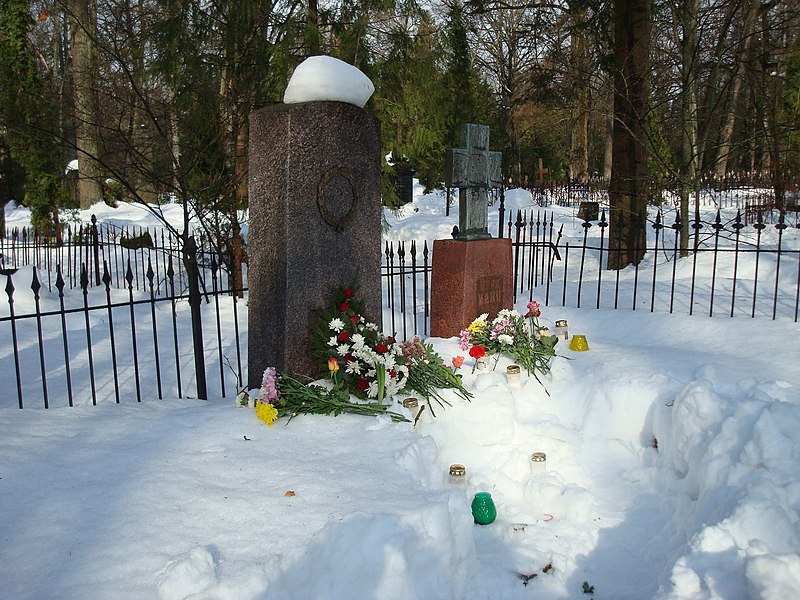 File:Yuri Lotman and Zara Minc grave2.JPG