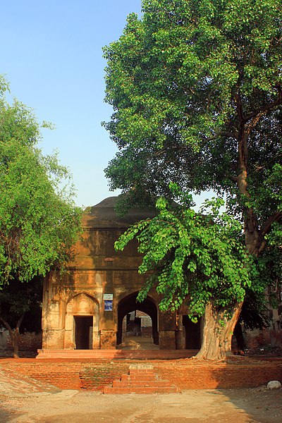 File:Zaib-un-Nisa-Tomb-2.JPG